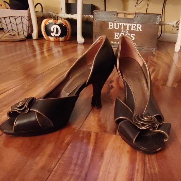 Kenneth Cole reaction bronze and gold heels - Picture 2 of 5